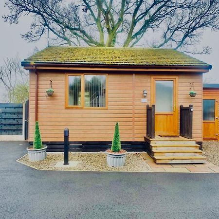Cherry Cabin With Hot Tub ยอร์ค ภายนอก รูปภาพ