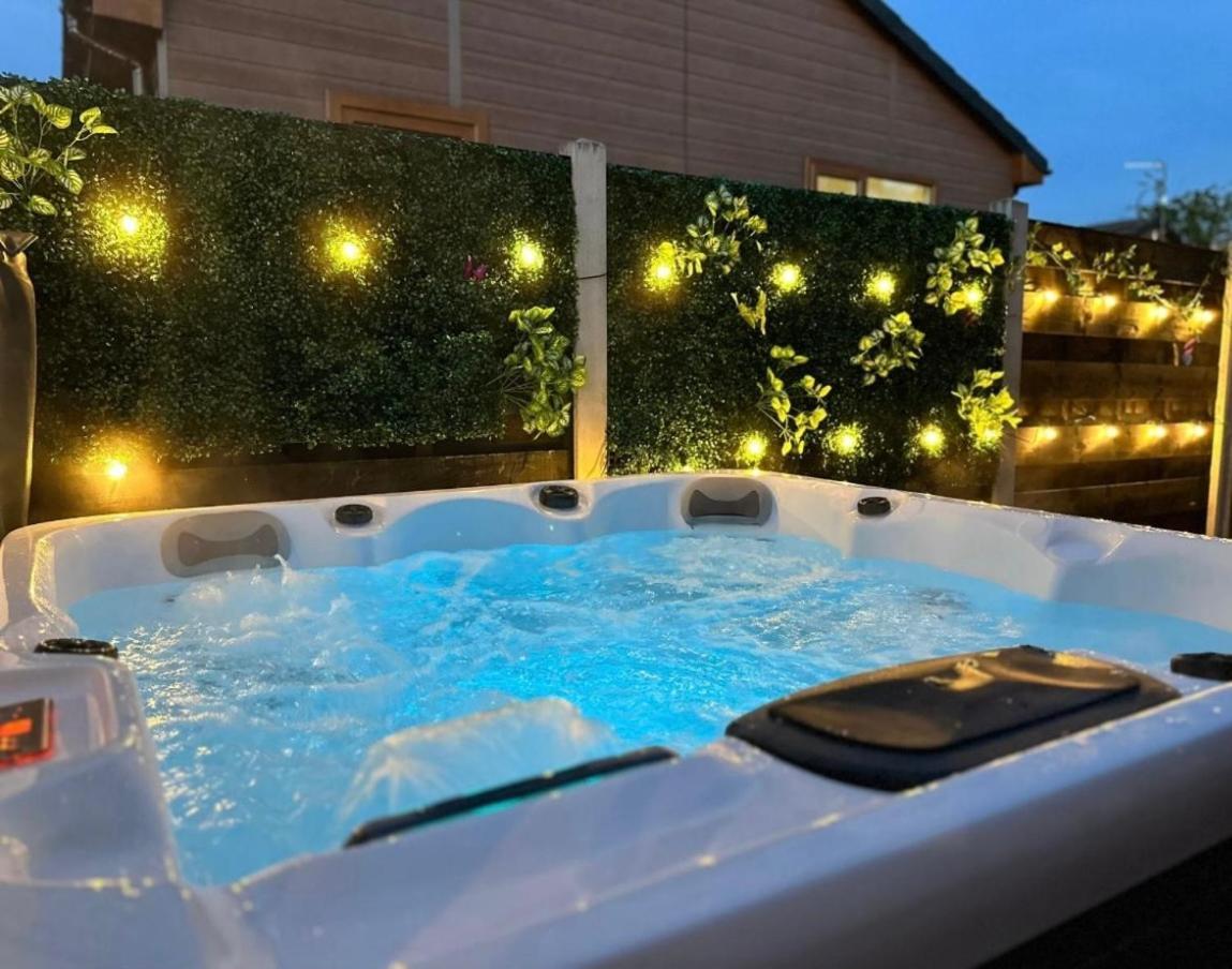 Cherry Cabin With Hot Tub ยอร์ค ภายนอก รูปภาพ